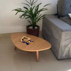 Mesa de Centro Orgânica 90x52cm em Madeira com Pés Palito – Design Moderno e Elegante na Cor Mel