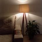 Abajur de Chão Tripé 1,50m com Cúpula de Linho | Elegância e Aconchego Para Sua Sala